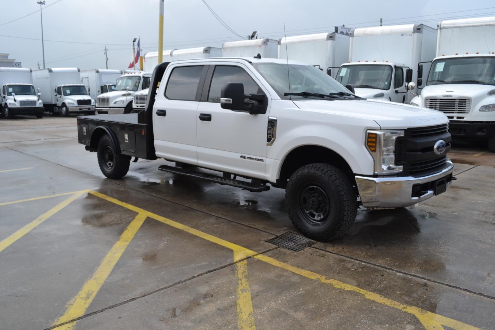 2019 WHITE /GRAY Ford F-350 with an POWERSTROKE 6.7L DIESEL engine, 6SPD AUTOMATIC transmission, located at 9172 North Fwy, Houston, TX, 77037, (713) 910-6868, 29.887470, -95.411903 - CREW CAB, 4X4, 11,500LB GVWR , WB: 176", RATIO: 3.31, 8.5FT FLATBED, 84" WIDE, GOOSENECK/BUMPER PULL HITCH, EXHAUST BRAKE, REVERSE CAMERA , POWER INVERTER, FULLY LOADED - Photo#2